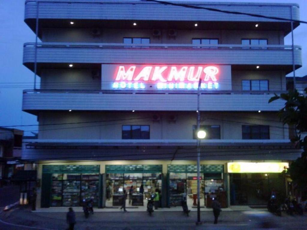 Hotel Makmur Tarakan Buitenkant foto